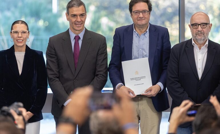 Sánchez pacta con los sindicatos subir el sueldo a los funcionarios un 11% hasta 2028