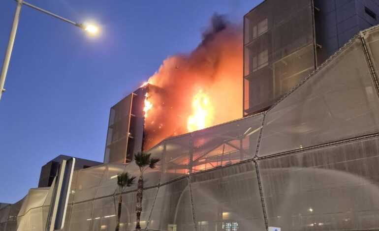 Evacúan el hospital Santa Lucía de Cartagena por un incendio en la terraza y la fachada