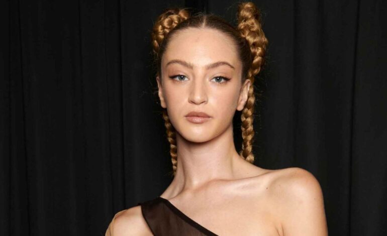 Todos los maquilladores concuerdan en que este es el tipo de eyeliner que mejor sienta a los ojos pequeños