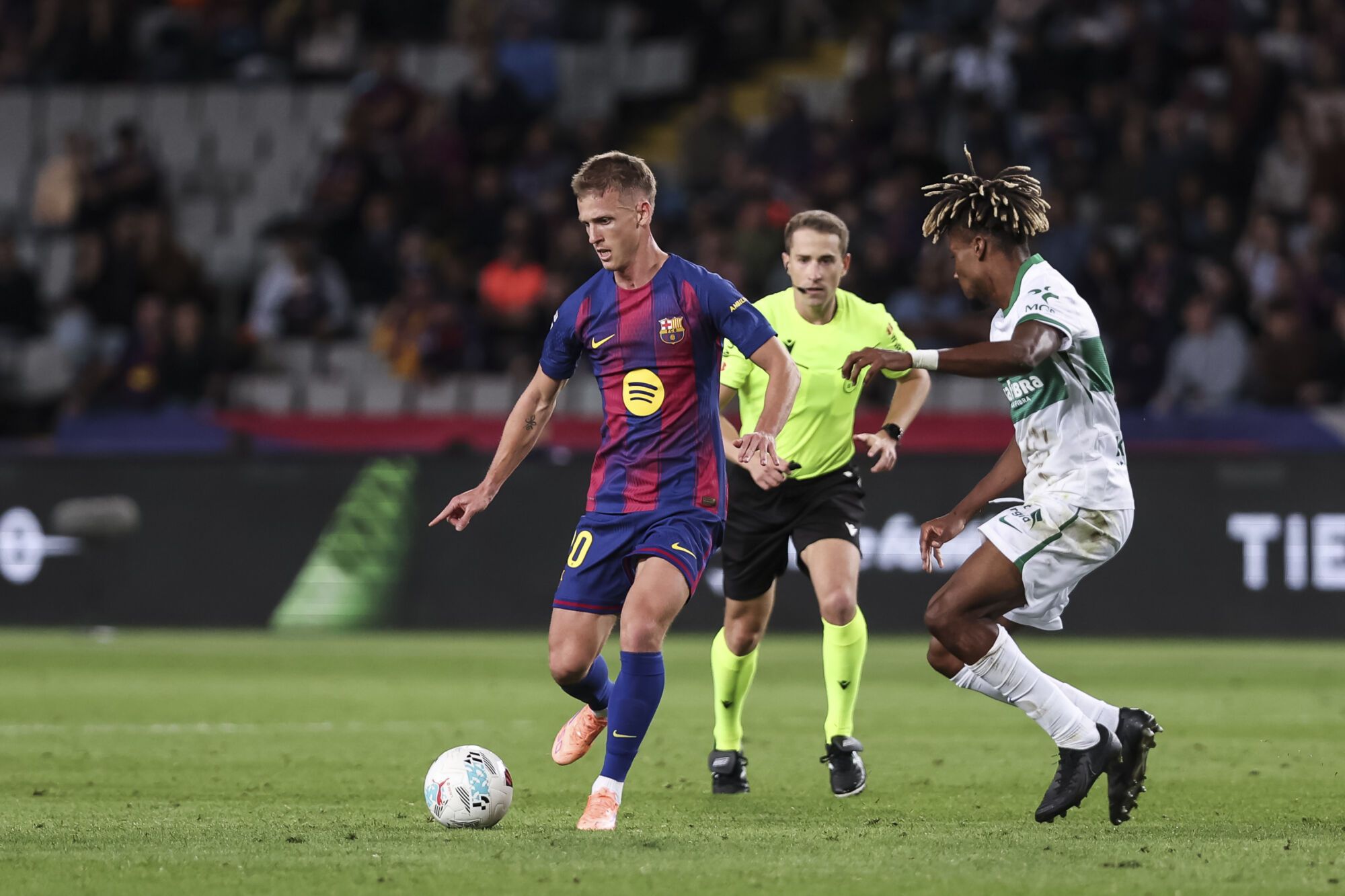 Dani Olmo del FC Barcelona en acción durante la liga española, La Liga EA Sports, partido de fútbol disputado entre el FC Barcelona y Elche CF en el Estadi Olimpic Lluis Companys el 2 de noviembre de 2025 en Barcelona, ​​España. AFP7 11/02/2025 SÓLO PARA USO EN ESPAÑA. Javier Borrego / AFP7 / Europa Press;2025;SPORT;ZSPORT;SOCCER;ZSOCCER;FC Barcelona v Elche CF - La Liga EA Sports;