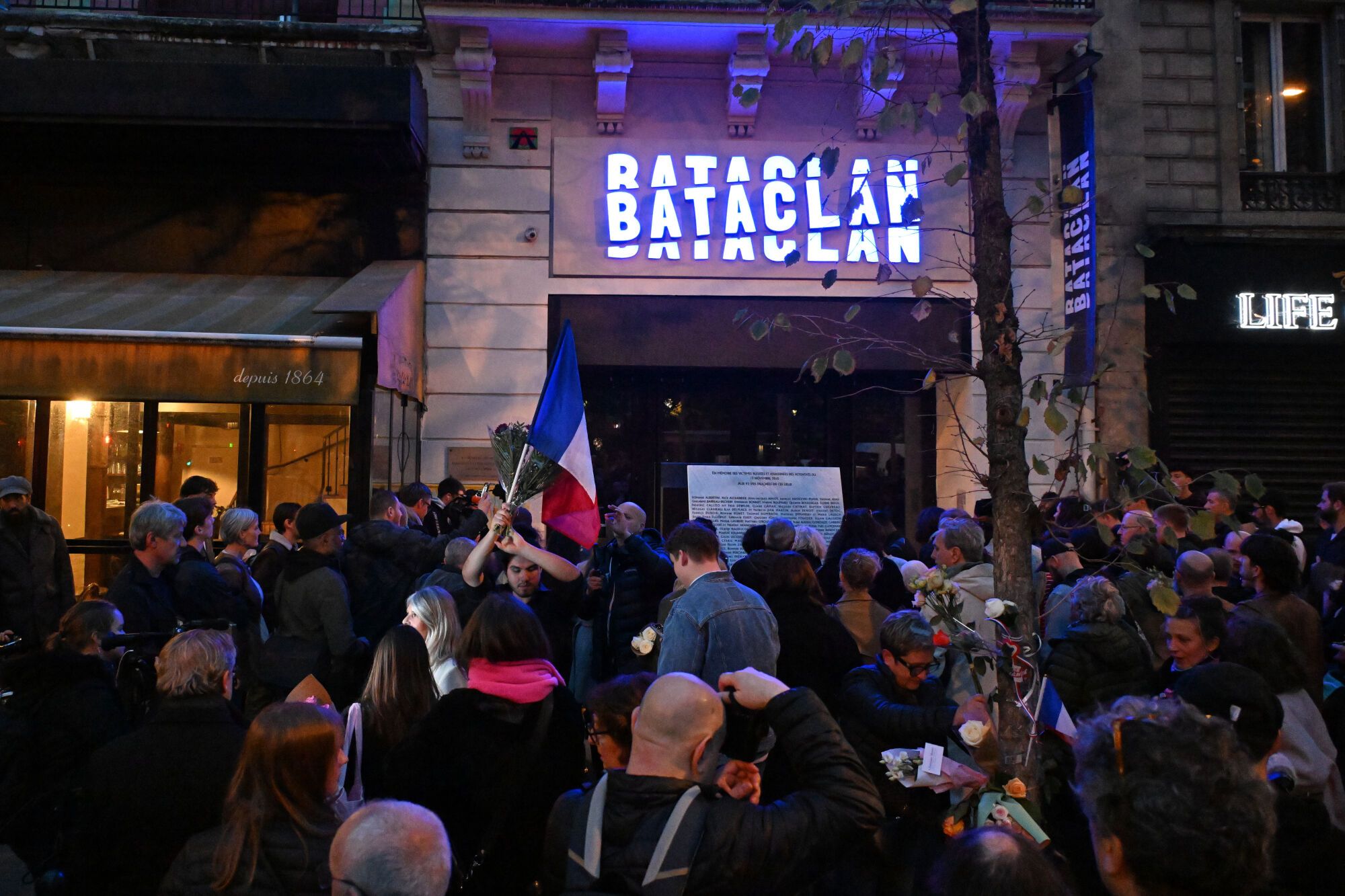 Homenaje a las víctimas de los atentados del Bataclan.
