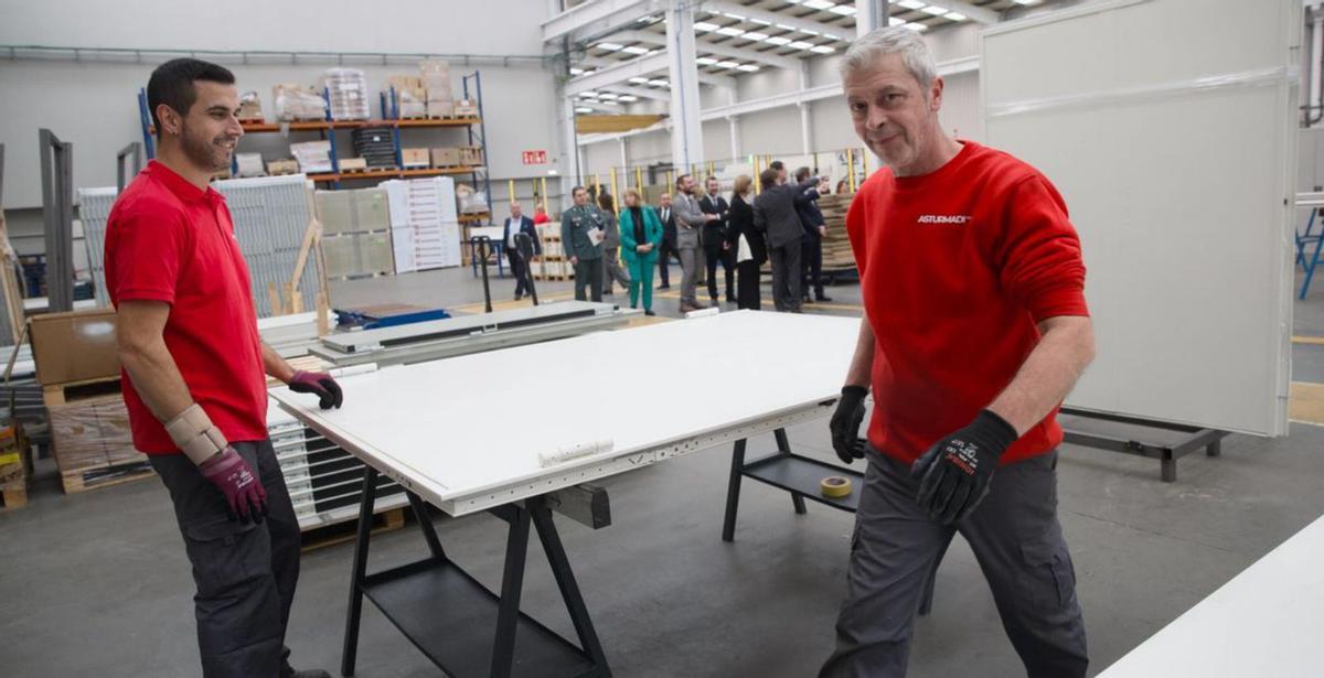 Nieves Fernández, suegra del presidente de Asturmadi, sentada con sus nietos, Manuel y Valle. Detrás de ellos, el presidente de la Cámara de Avilés, Daniel González, saluda a Barbón. | MIKI LÓPEZ