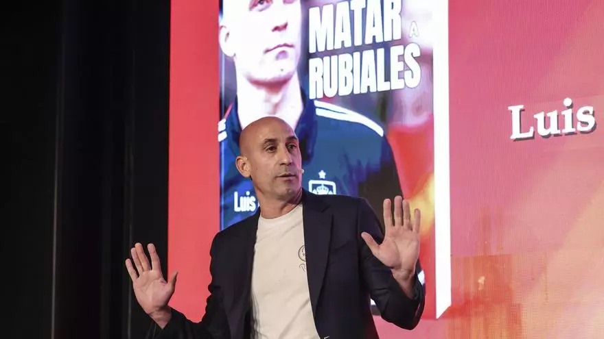 Momento del ataque a Luis Rubiales durante la presentación de su libro: "he tenido mucho miedo"