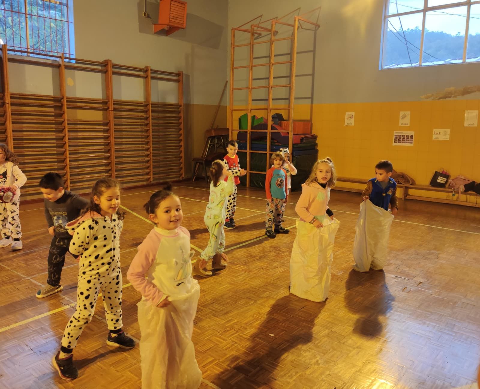 Los alumnos del colegio El Bosquín van al colegio en pijama
