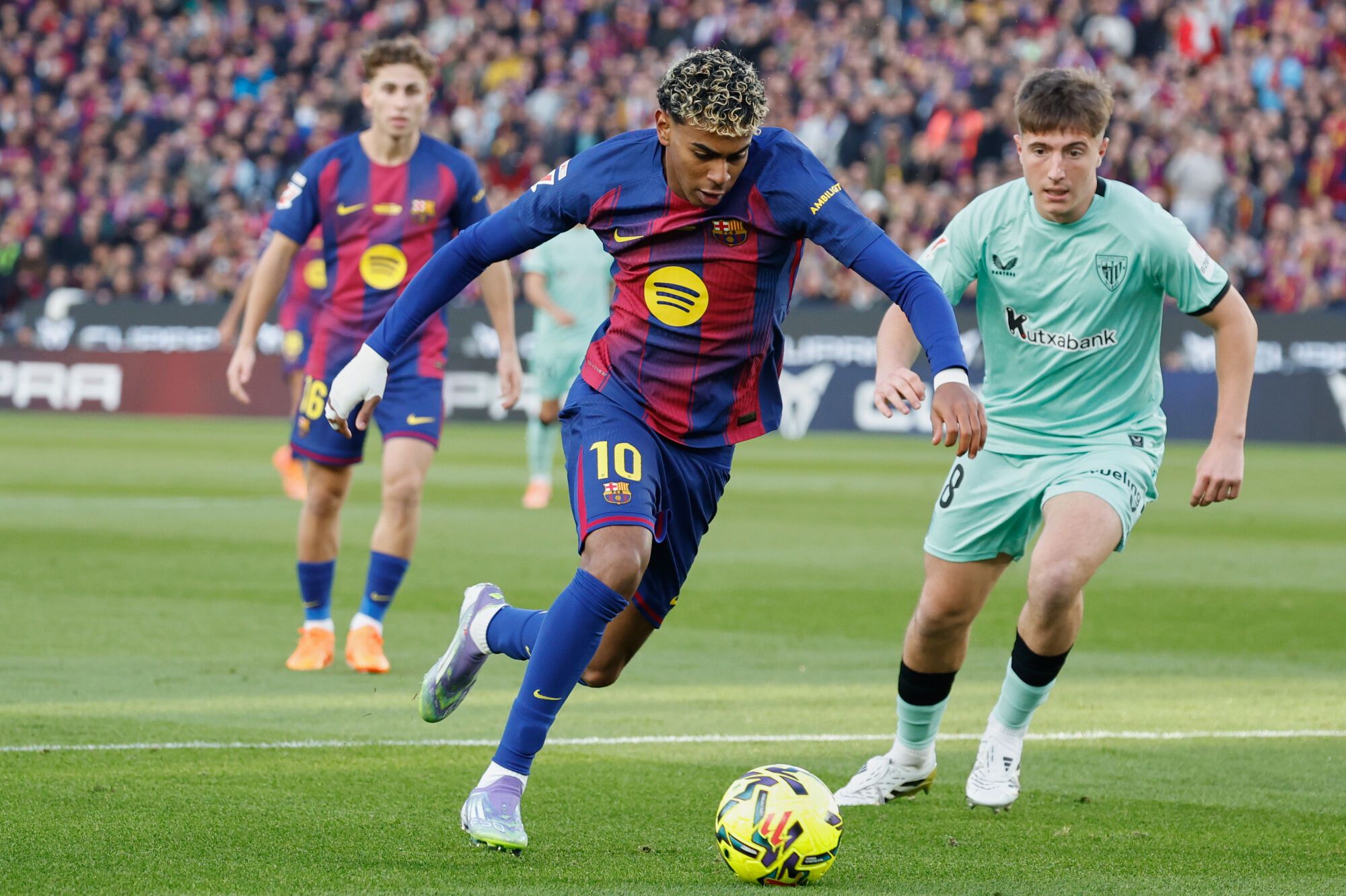 Lamine Yamal del Barcelona en acción frente a Oihan Sancet del Athletic de Bilbao durante un partido de fútbol de La Liga entre Barcelona y Athletic en Barcelona, ​​España, el sábado 22 de noviembre de 2025. Foto AP/Joan Monfort)