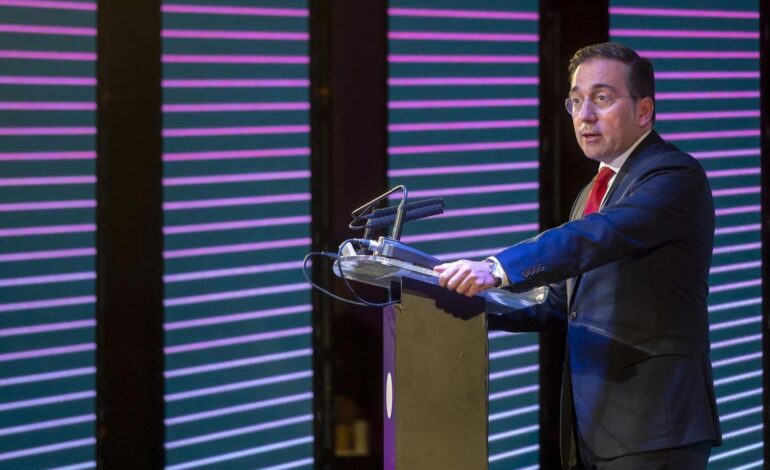 Los diplomáticos piden amparo a Sánchez ante un reglamento de la carrera «franquista»