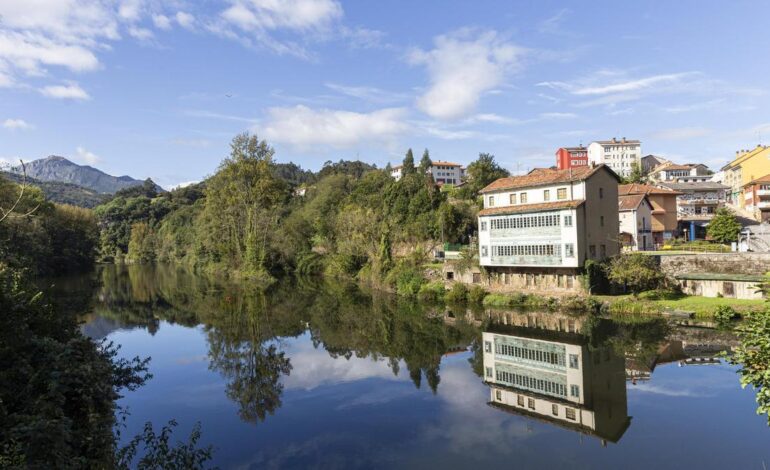 Ribera de Arriba acoge una charla sobre la gestión del agua en Asturias en plena calma tensa por la restauración fluvial del Nalón
