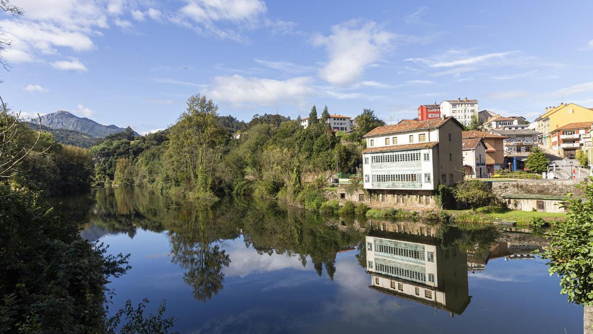 Ribera de Arriba acoge una charla sobre la gestión del agua en Asturias en plena calma tensa por la restauración fluvial del Nalón