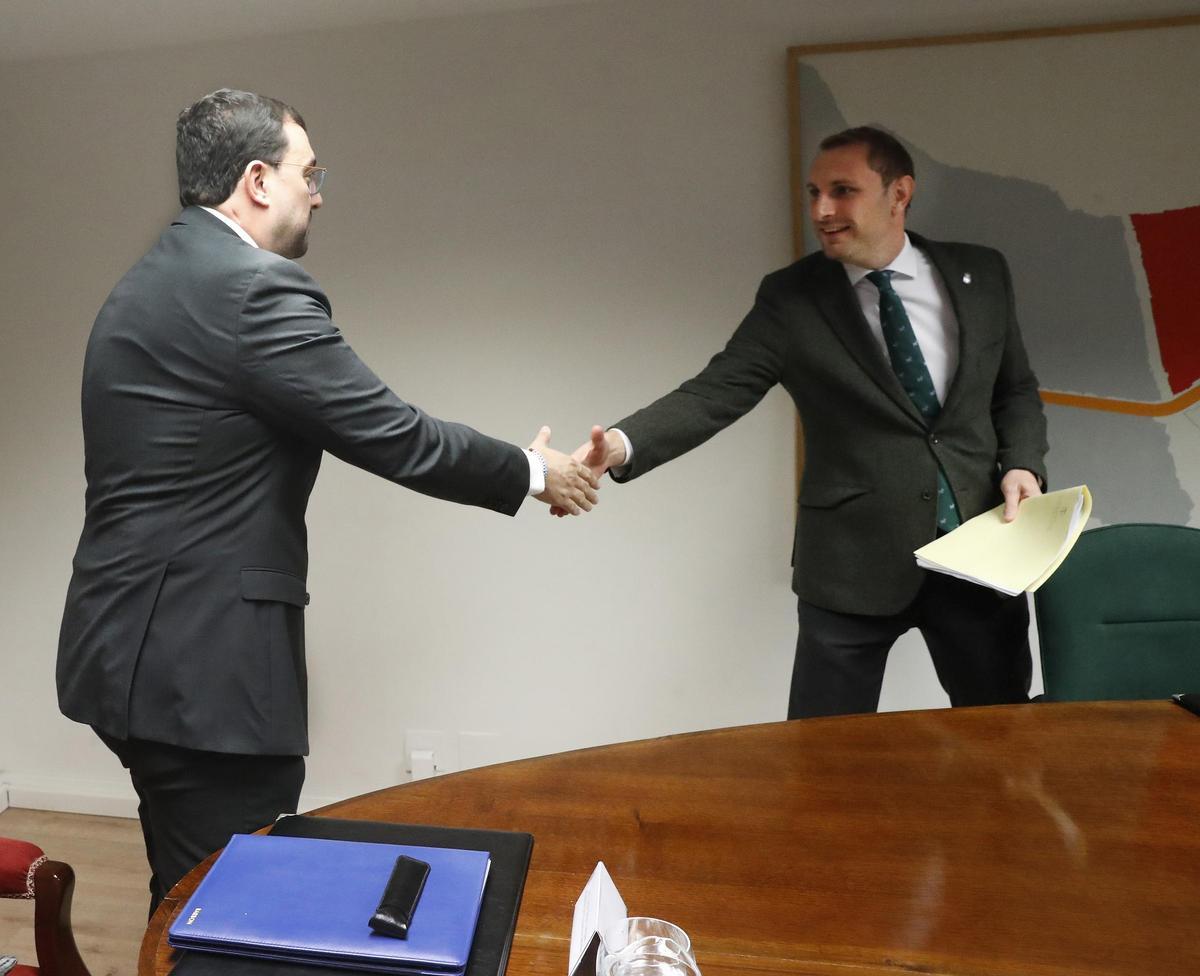 Adrián Barbón con Adrián Pumares.