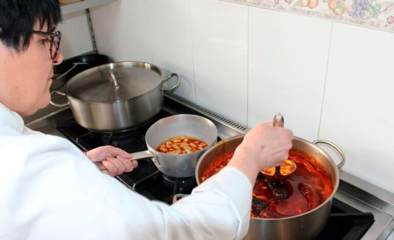 La mejor fabada del mundo de 2025 se come en un acogedor restaurante asturiano a pie de carretera y a pocos kilómetros de una estación de esquí