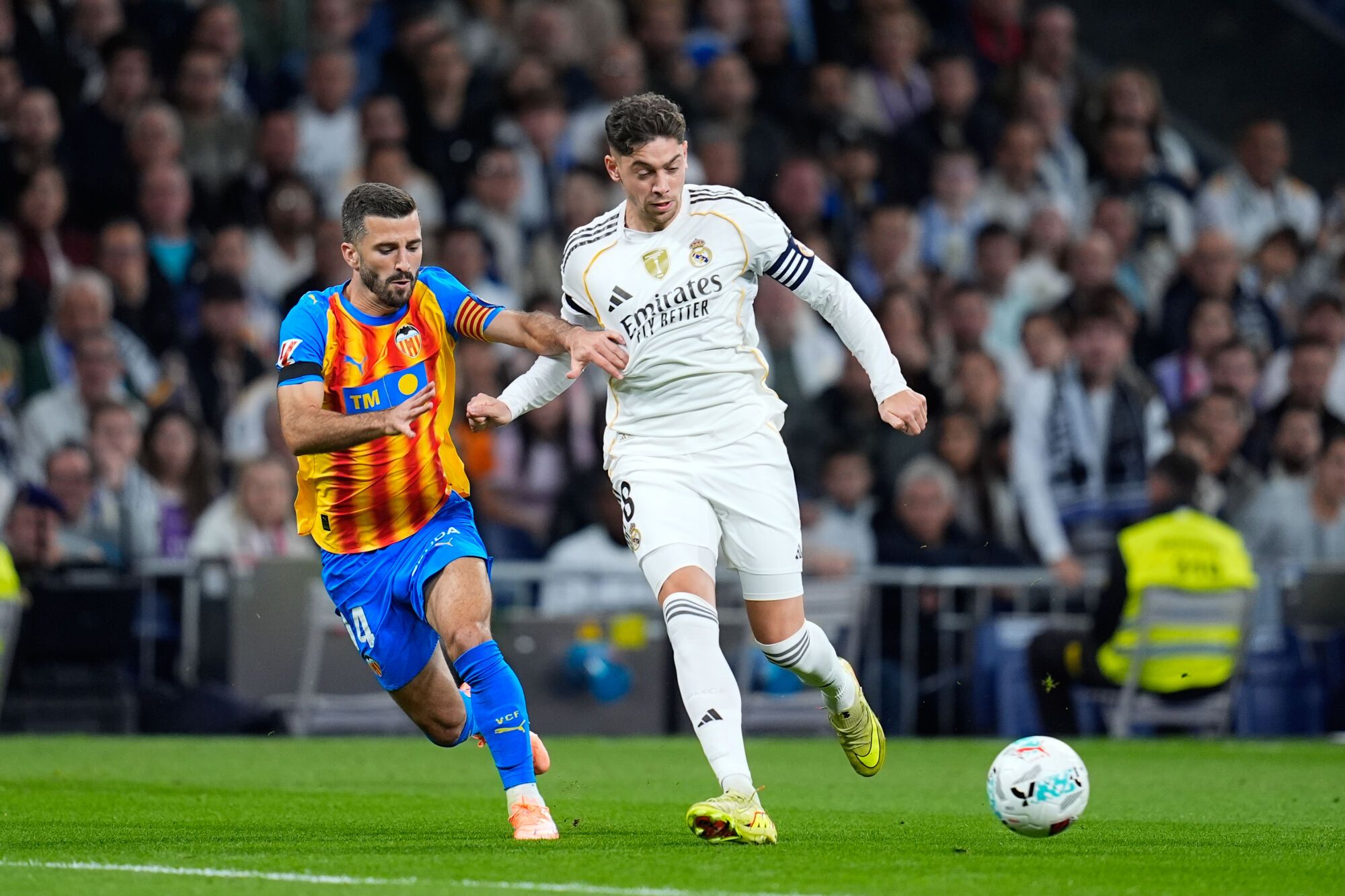 Federico Valverde del Real Madrid CF y José Gaya del Valencia CF compiten por el balón durante el partido de fútbol de la Liga española, LaLiga EA Sports, disputado entre el Real Madrid CF y el Valencia CF en el estadio Santiago Bernabeu el 1 de noviembre de 2025, en Madrid, España. AFP7 11/01/2025 SÓLO PARA USO EN ESPAÑA. Dennis Agyeman / AFP7 / Europa Press;2025;FÚTBOL;ESPAÑA;DEPORTE;ZSOCCER;ZSPORT;Real Madrid CF - Valencia CF - LaLiga EA Sports;