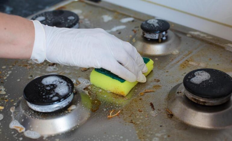 TRUCO VIRAL ANTIGRASA CASERO | Un ingeniero químico desmonta el truco del desengrasante casero: «Terminas fregando el triple»