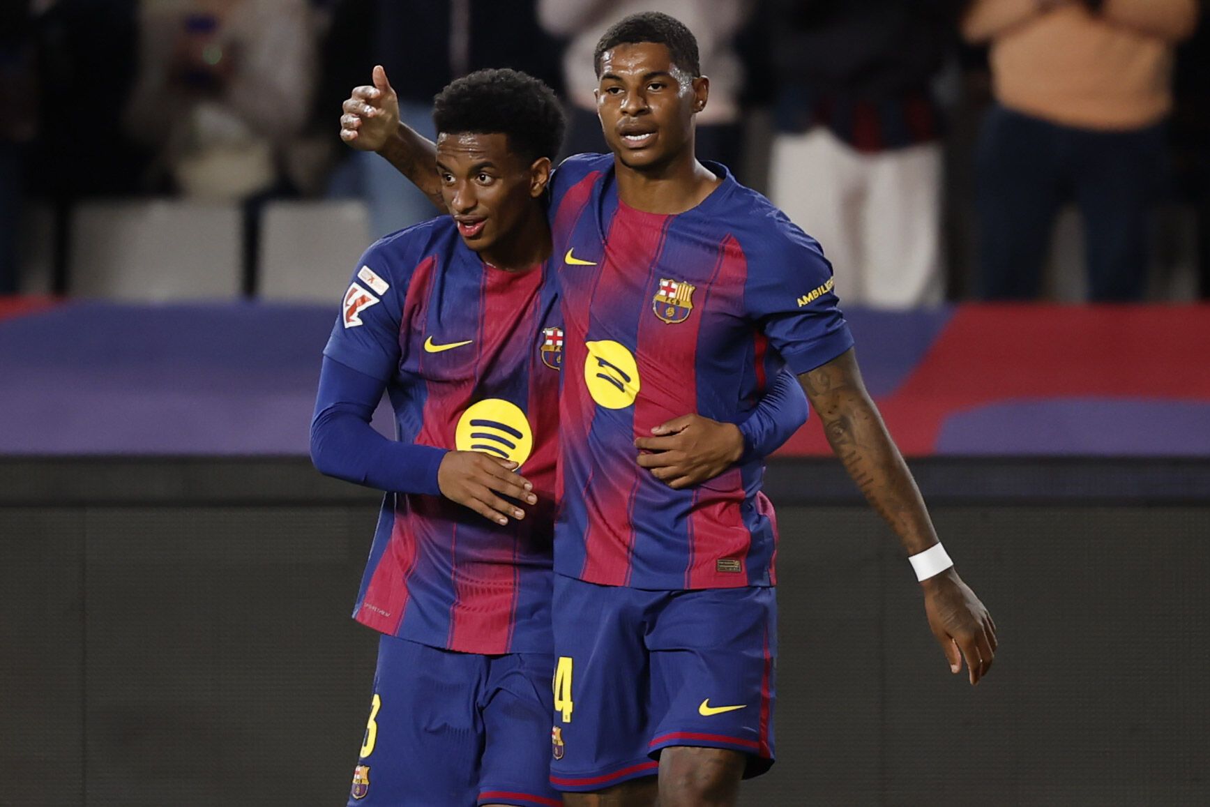 El delantero del Barcelona Marcus Rashford (d) celebra su gol, el tercero del equipo ante el Elche, durante el partido de LaLiga entre el FC Barcelona y el Elche CF, este domingo en el Estadio Olímpico Lluis Companys. EFE/Andreu Dalmau