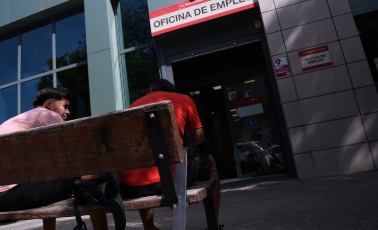 El paro sube en octubre en 22.101 personas, pero marca su nivel más bajo desde 2007