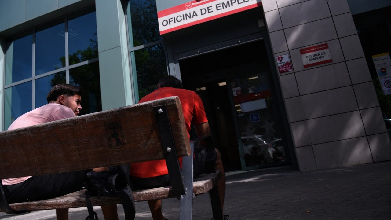 El paro sube en octubre en 22.101 personas, pero marca su nivel más bajo desde 2007