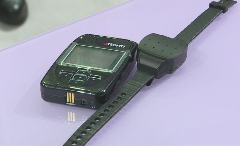 Igualdad informa a las víctimas de un fallo en las pulseras del sistema de control de maltratadores