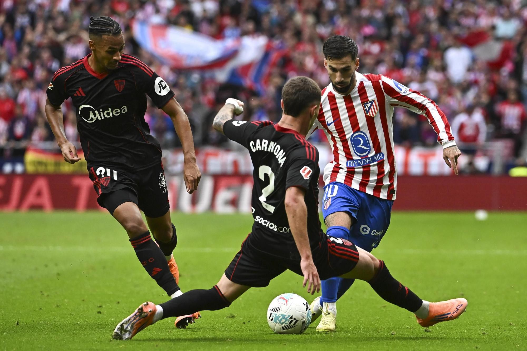 Atlético y Sevilla empataron a cero al descanso