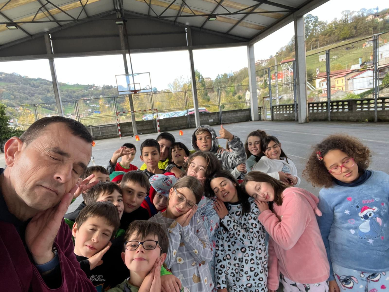 Los alumnos del colegio El Bosquín van al colegio en pijama