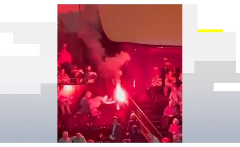 Gritos, enfrentamientos y bengalas en la actuación de la Filarmónica de Israel en París