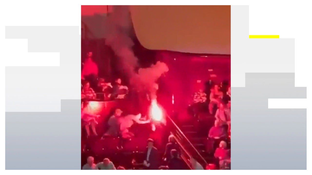 Gritos, enfrentamientos y bengalas en la actuación de la Filarmónica de Israel en París