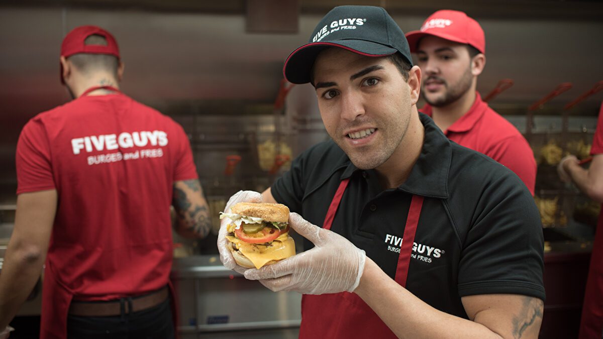 Menú halal y prohibición de la cerveza: Five Guys se lanza a por el público musulmán en Francia