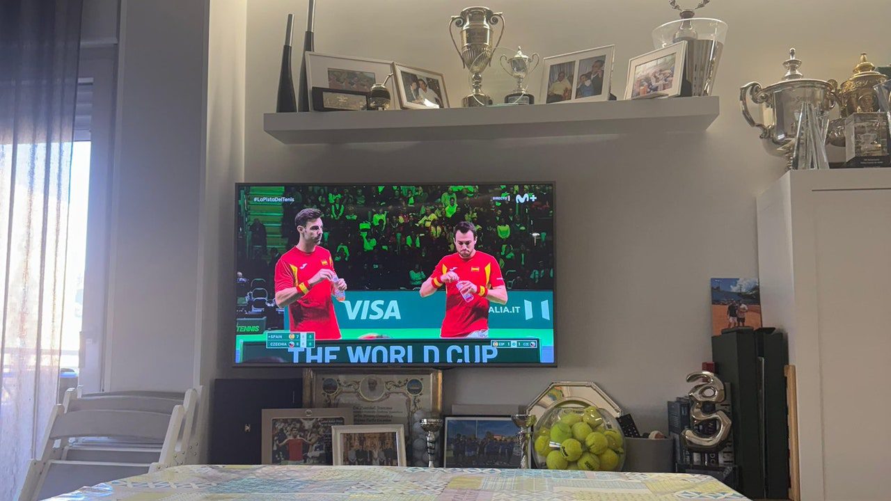 El típico hule y detrás el trofeo de Wimbledon… ¡Este tío es histórico!