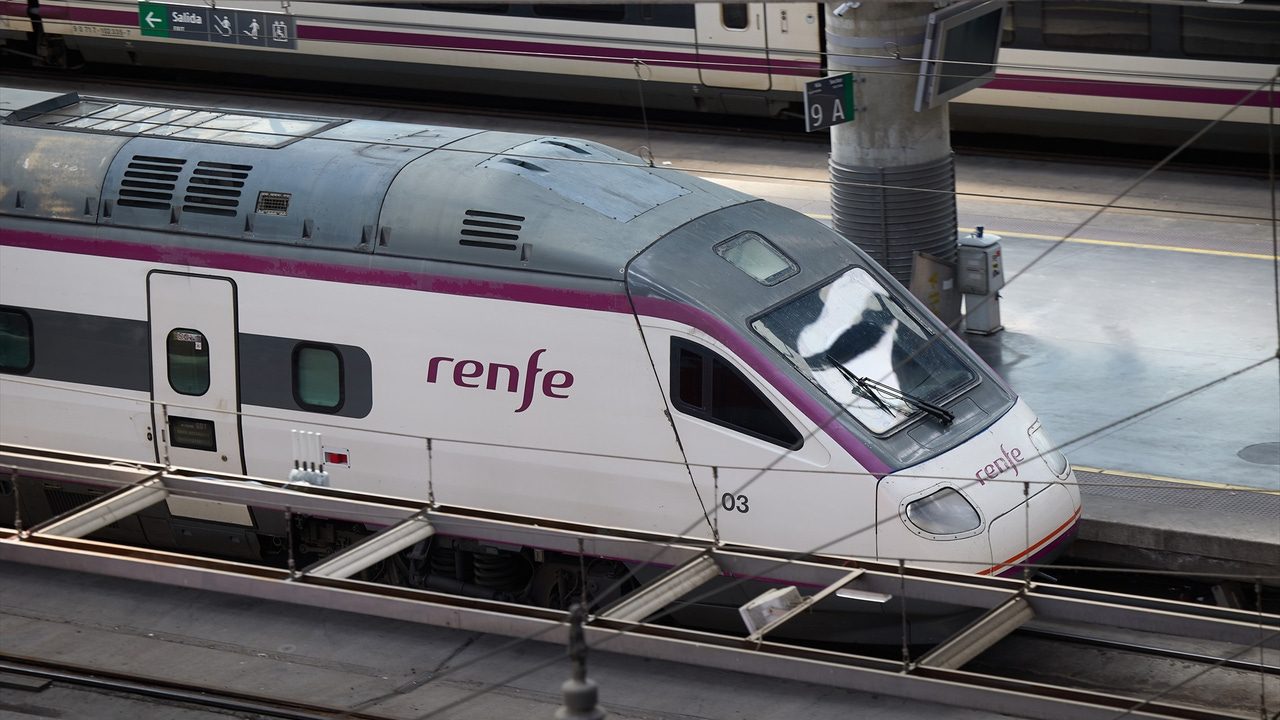El Congreso exige a Renfe aumentar la indemnización por el retraso de 15 y 35 minutos en los AVE y larga distancia
