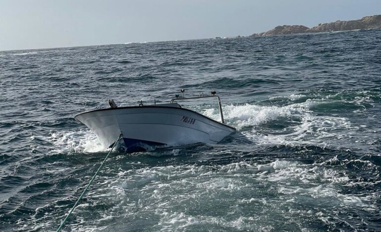 Rescatan a tres tripulantes tras el vuelco de su embarcación por un golpe de mar en Corcubión (A Coruña)
