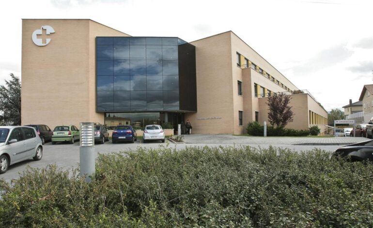 Una mujer de 50 años trasladada a Los Manzanos tras ser atropellada por una máquina barredora en Villamediana