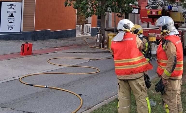 Dos heridos menos graves en un incendio en un local de restauración de Canet de Mar (Barcelona)