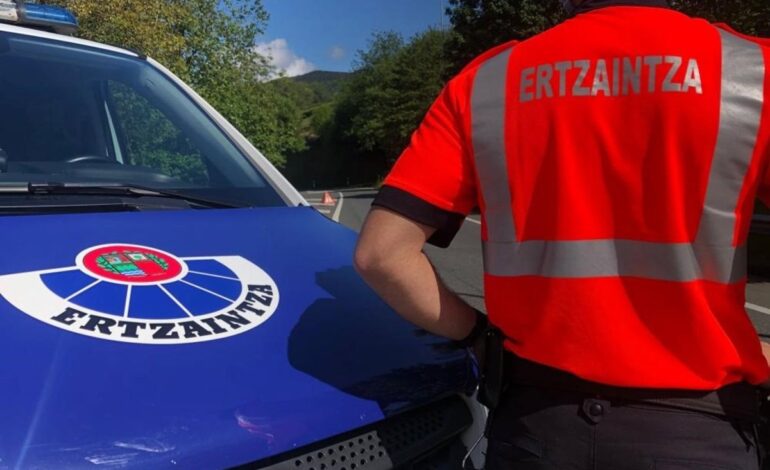 Identificado y denunciado un conductor tras saltarse un control de tráfico en Zumarraga (Gipuzkoa) y huir temerariamente