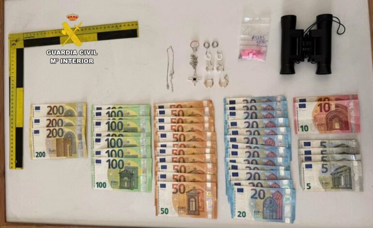 Tres detenidos por robar dinero y joyas del interior de un vehículo en Pollença