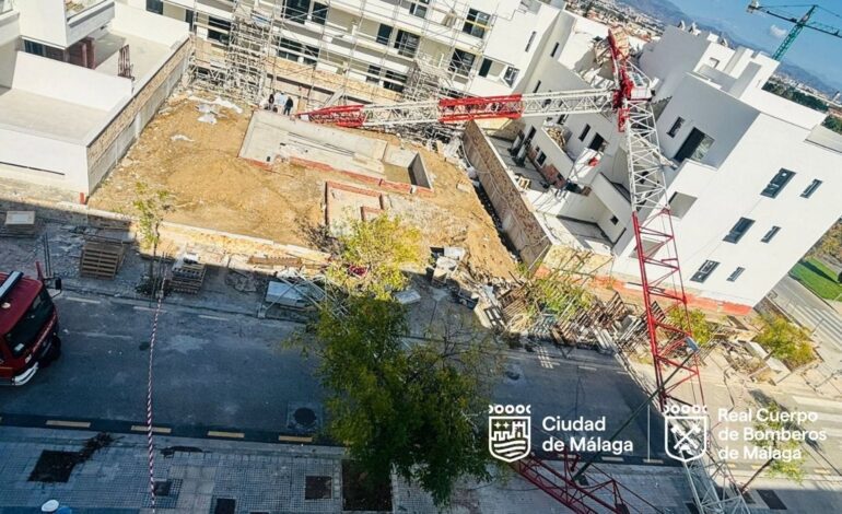 Un herido tras caer una grúa de construcción sobre un edificio en obras en el distrito de Churriana, en Málaga