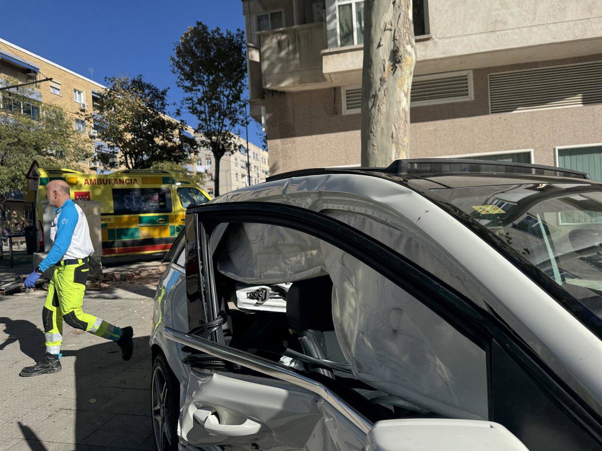 Dos heridos al colisionar un turismo con el tranvía de Parla