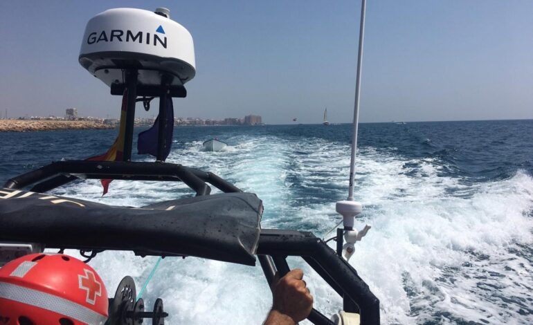 Rescatan a 29 personas en una patera al sur de Cabrera