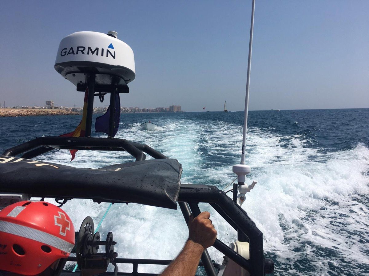 Rescatan a 29 personas en una patera al sur de Cabrera