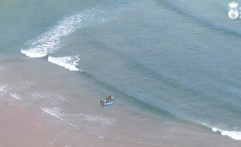 El helicóptero del Gobierno rescata a un sufrista belga que no podía salir del agua en Suances