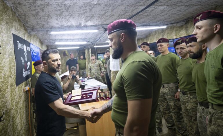 Zelenski visita a las tropas en Dobropilia, cerca de la asediada ciudad de Pokrovsk