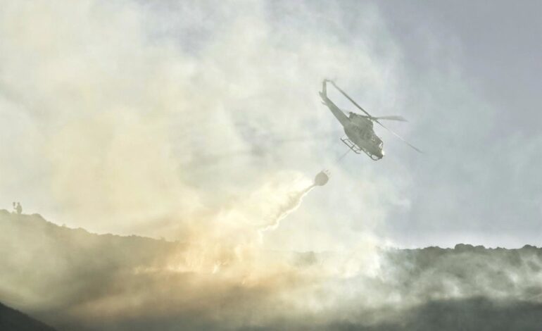 El helicóptero de Cantabria apoya la extinción de un incendio forestal en Liébana