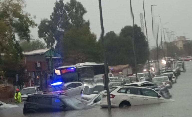 Las lluvias anegan la zona de la estación de autobuses en Cáceres y otras calles de la ciudad