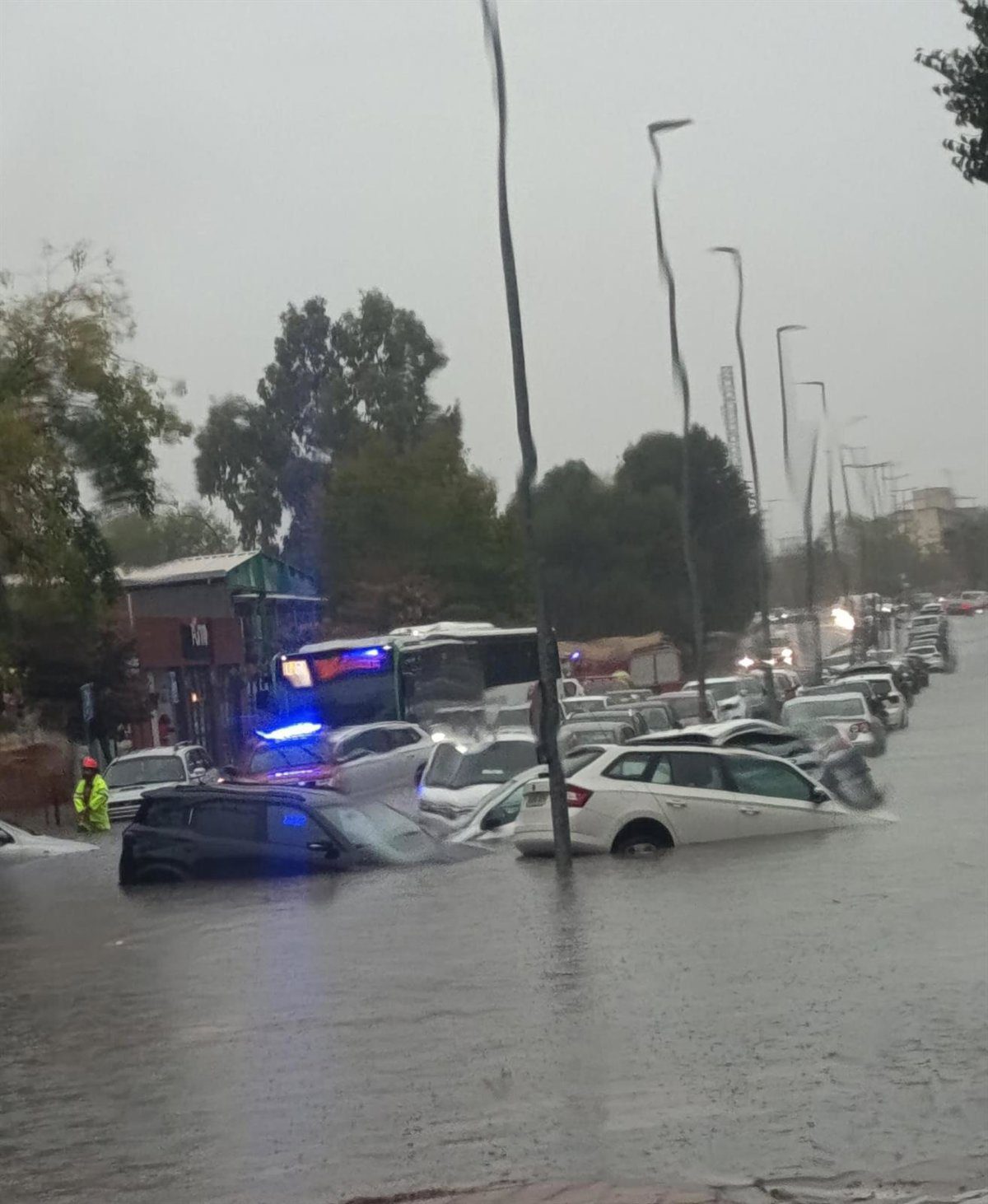 Las lluvias anegan la zona de la estación de autobuses en Cáceres y otras calles de la ciudad