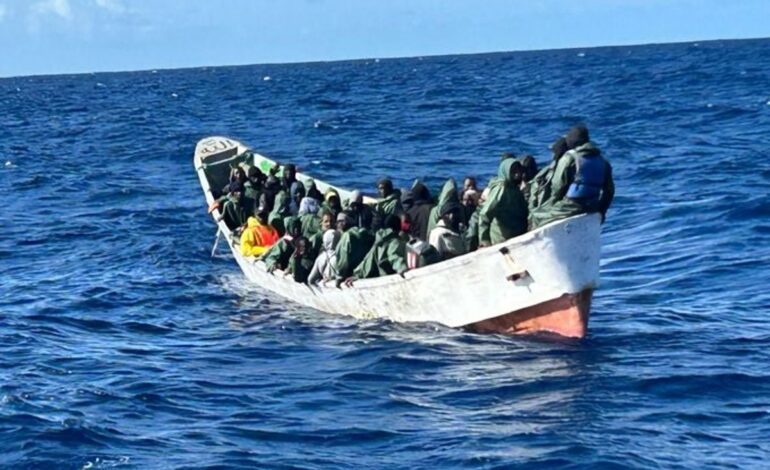 Evacuados a centros sanitarios seis de los 84 migrantes que arribaron ayer a Tenerife a bordo de un cayuco