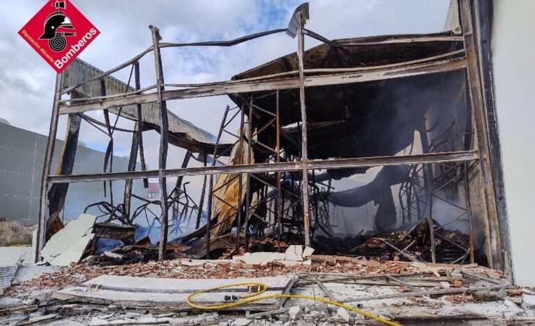 Bomberos dan por controlado el incendio industrial en una nave de Elda (Alicante)