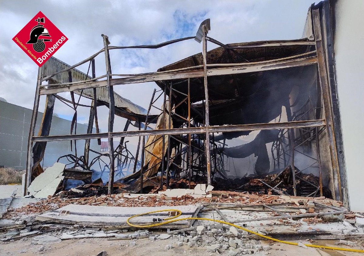 Bomberos dan por controlado el incendio industrial en una nave de Elda (Alicante)