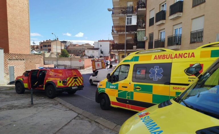 Una intoxicada por humo y un herido por quemaduras tras arder un carrito de bebé en un edificio de Fuenlabrada