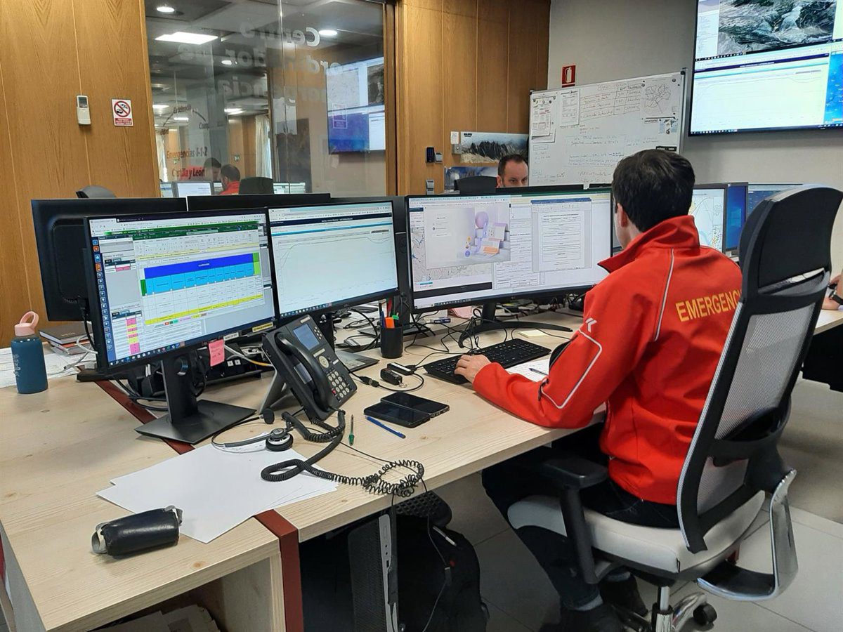 Trasladan a dos agentes de la Guardia Civil que intervinieron en un incendio en una buhardilla de Villadiego (Burgos)