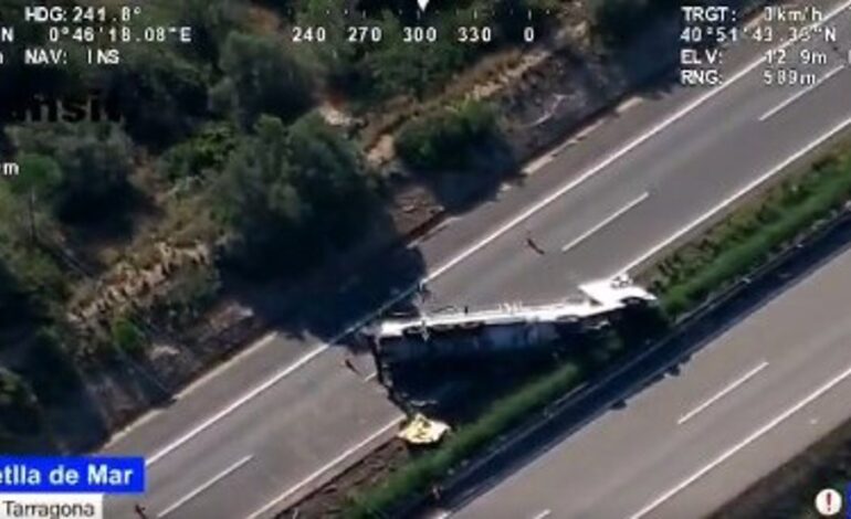 Cortada la AP-7 entre L’Ampolla y L’Ametlla de Mar (Tarragona) para retirar un camión accidentado