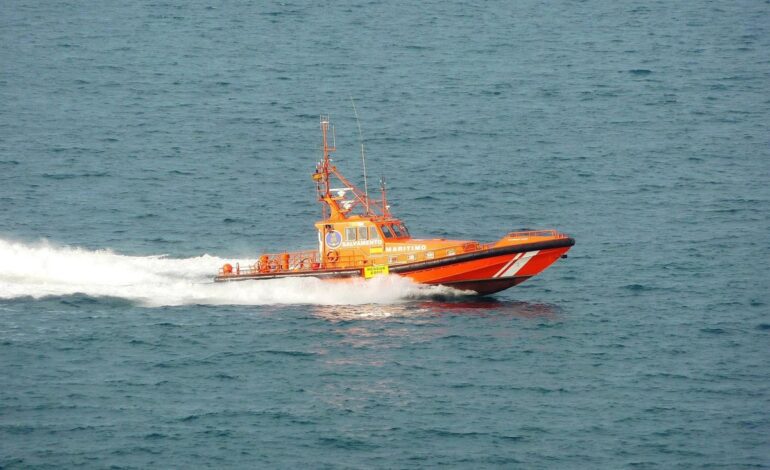 Rescatadas tres personas en apuros que estaban agarradas a una boya en la Playa de Bajamar (La Palma)