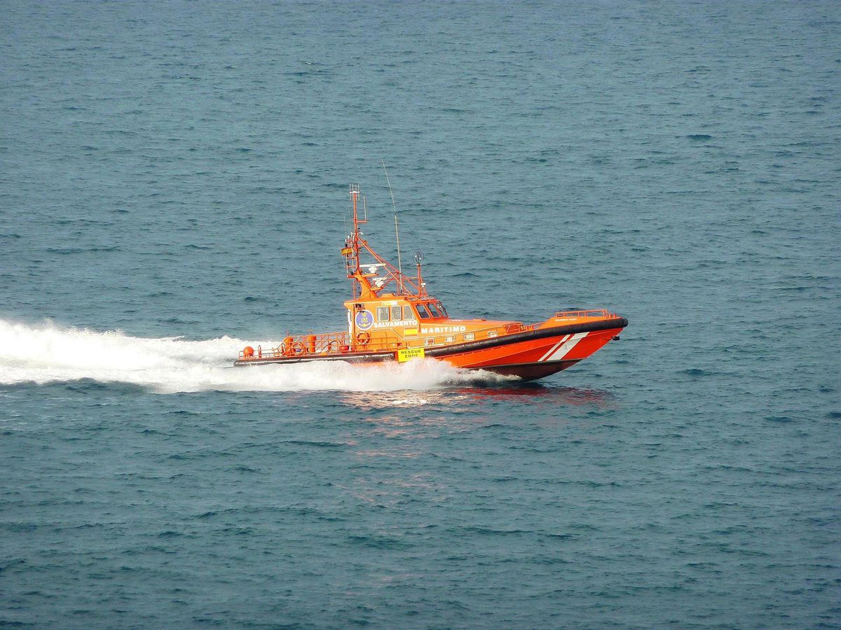 Rescatadas tres personas en apuros que estaban agarradas a una boya en la Playa de Bajamar (La Palma)