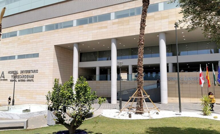 Hospitalizado un hombre de 42 años tras precipitarse accidentalmente desde un tercer piso en Almería